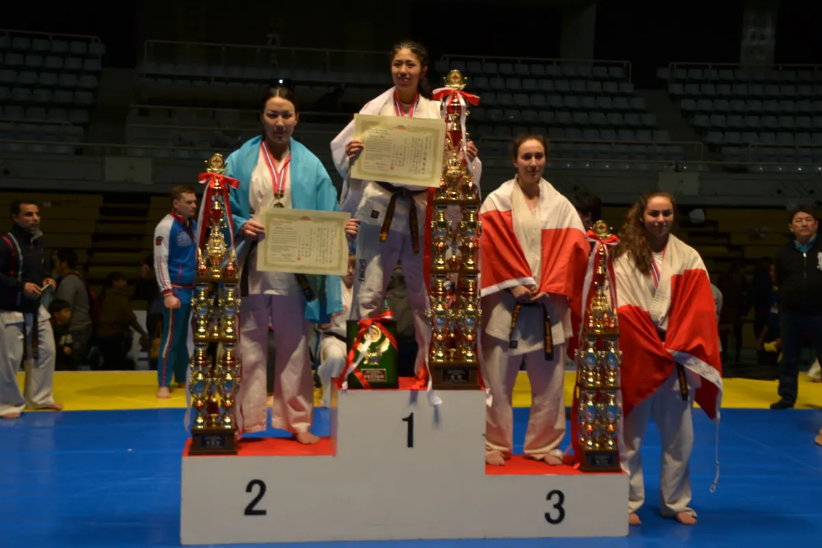 Nos karatékas sur le podium